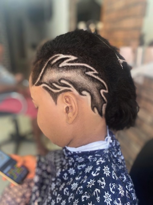 Corte com desenho artístico lateral