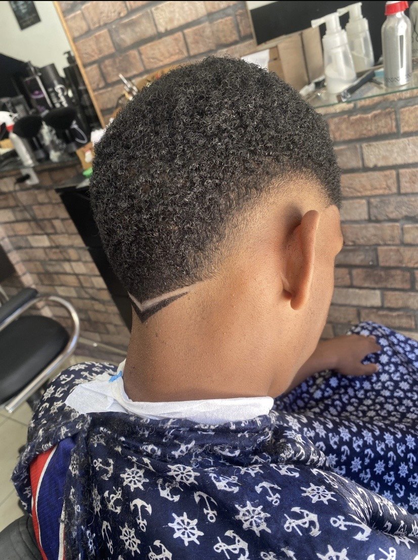 Corte com desenho em V na nuca