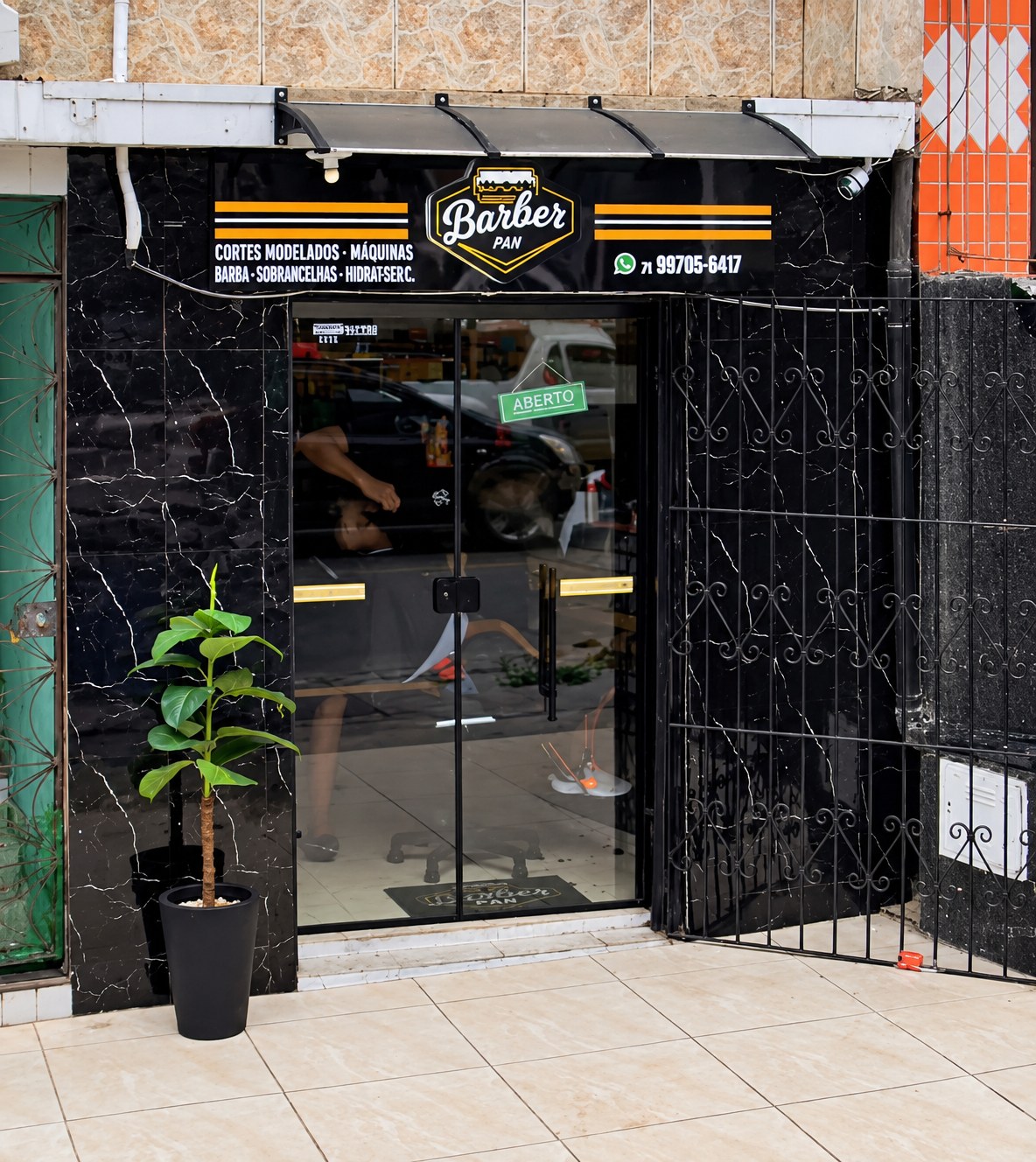 Fachada da Barbearia Barber Pan, em Itinga, com o letreiro e o logotipo